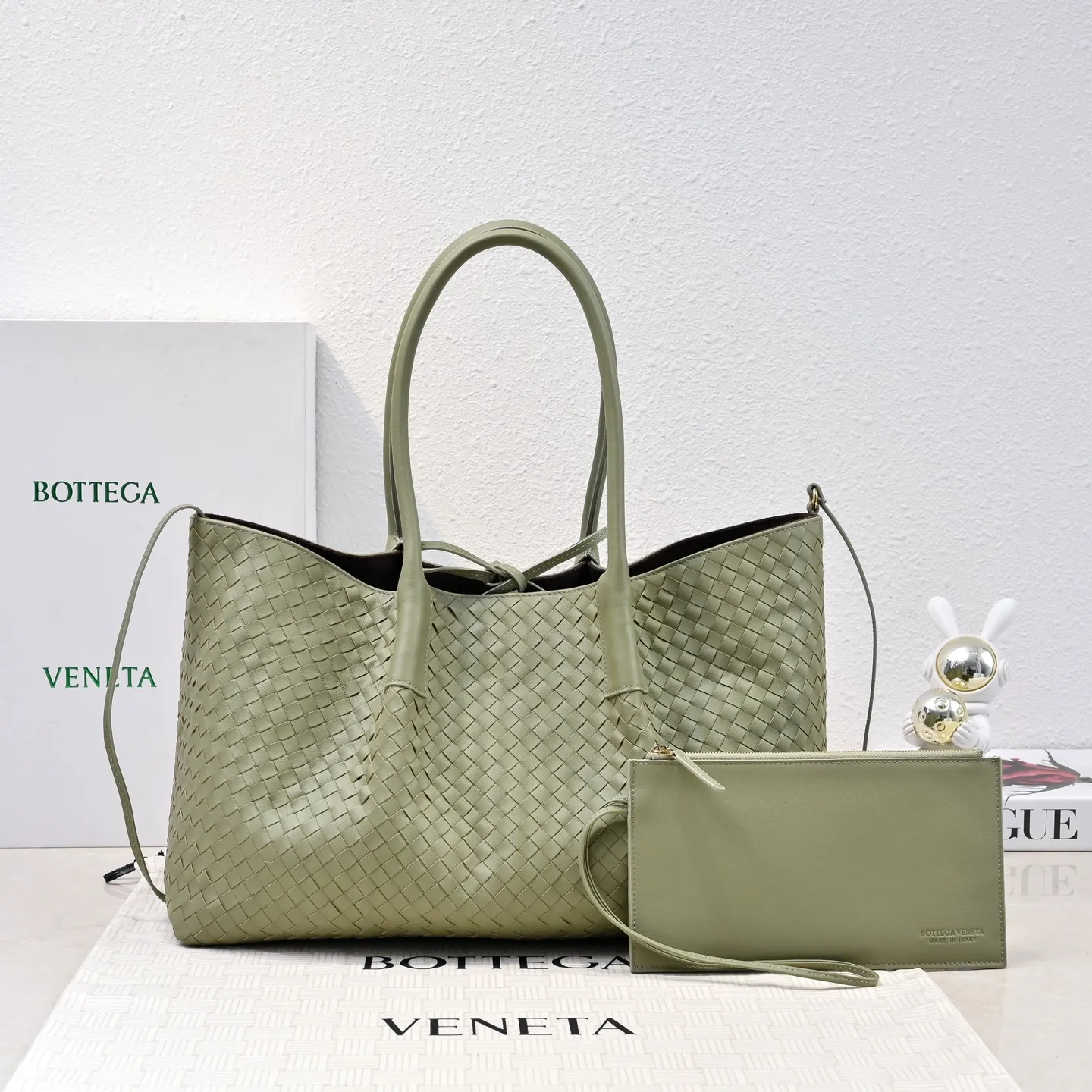 Batch 2360 Bv 2025 early spring series Pinacoteca medium tote handbag. The front is made of classic Intreccia woven cow leather. It is low-key and luxurious. The flip side is made of warm suede. It instantly switches to a lazy and casual style. It has a large internal capacity. It is no pressure to carry a computer for commuting. It is also thoughtfully matched with a small detachable bag. It is full of security. The woven texture is so delicate that you can't put it down. The highlight is that it is super versatile. Come and get your new bag😝 Model: 7166 Size: 23*43*14.5cm